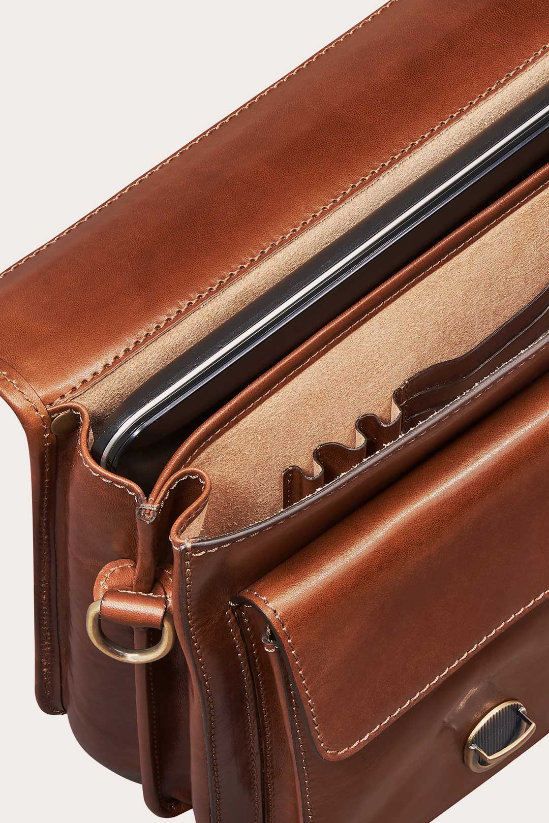 Macbook carry bag guide showing padded laptop compartment