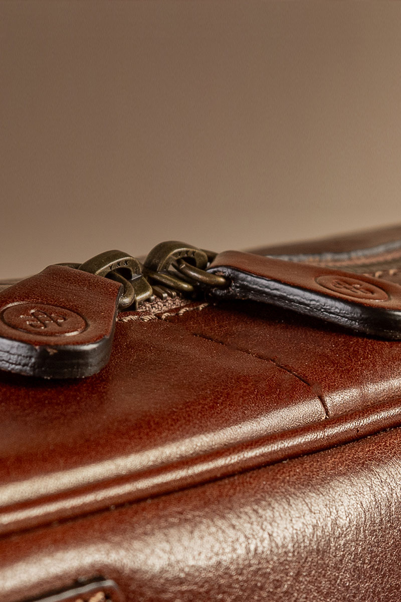 Luxury laptop briefcase guide metal zipper detail