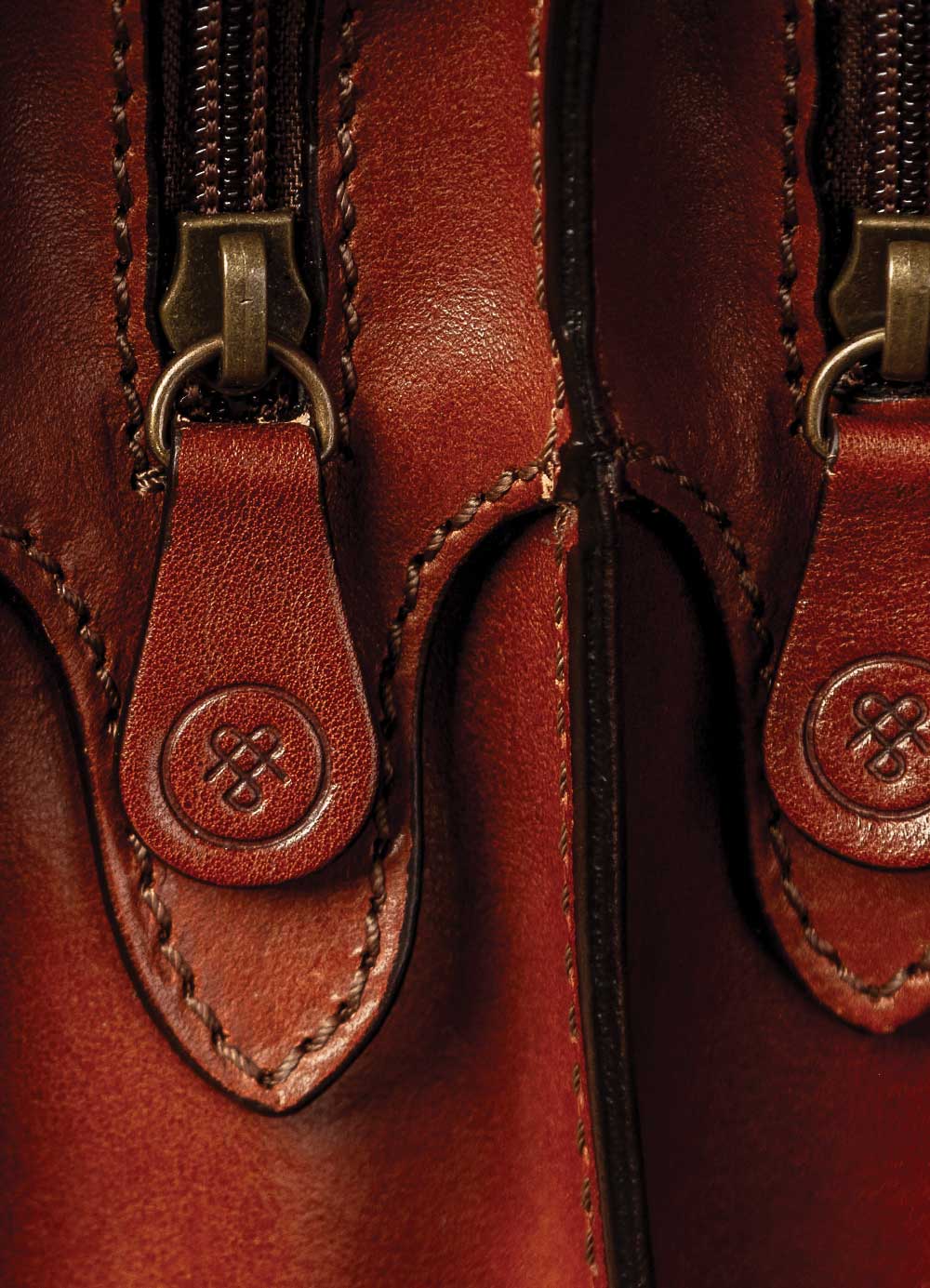 Leather briefcase silhouette side profile of Alanzo briefcase with tan brown metal zips