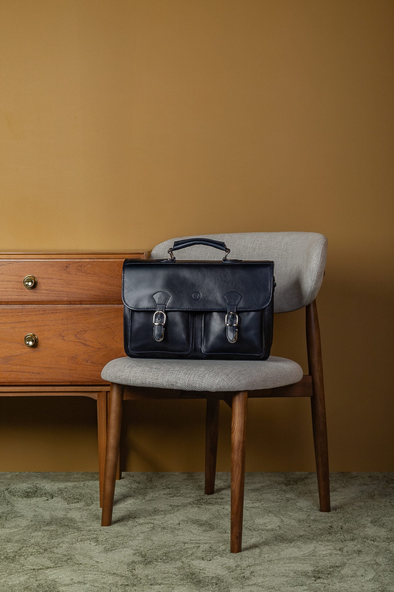 Black Loreto leather laptop bag guide